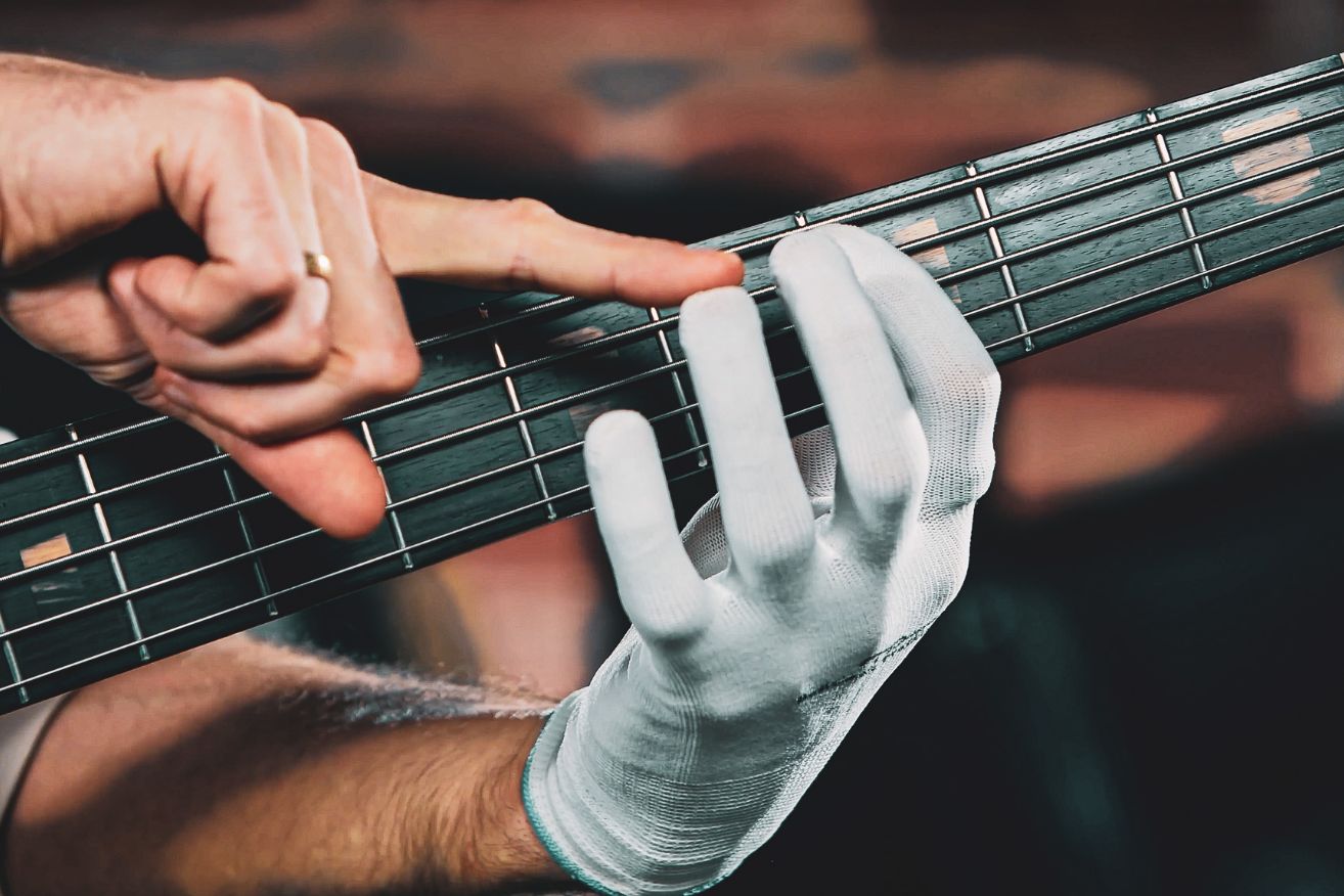 Pointing to fret hand